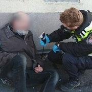 Opilec se třemi promile si ustlal na chodníku