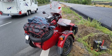 Na dálnici havaroval motocykl se sidecar