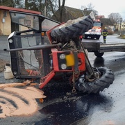 Osmnáctiletá řidička se s traktorem převrátila