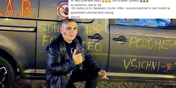 "Fízl nalízal kokain, byl postaven mimo službu a zbaven odznaku, zbraně i řidičáku," šíří lži nebinární osoba