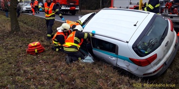Hasiči museli muže z vozu vyprostit