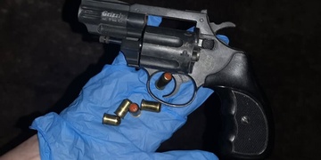 Nešikovnému zloději v Plaze vypadl revolver