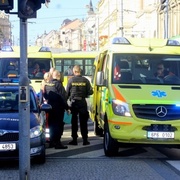 Rvačka cizinců v tramvaji, jeden druhému rozbil hlavu lahví