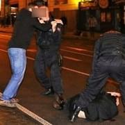 Napadl ženy, pak muže a nakonec i policisty - teď je v cele a hrozí mu 6 let