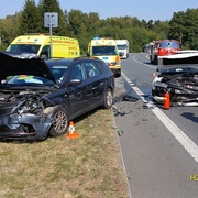 Hromadná dopravní nehoda dvou aut a dvou motocyklů