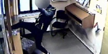 Muž vyhrožoval vystřílením pošty