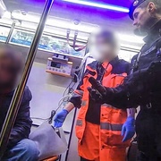 Agresivní muž napadal zákazníky v nákupním centru