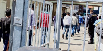 Migranti jsou odváženi z Plzně