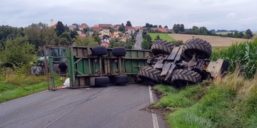 Traktor se převrátil napříč silnicí