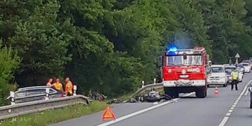 Motocykl narazil do osobního vozu
