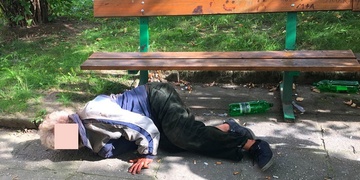 Další hledaní, ale i opilec s červy v otevřených ranách