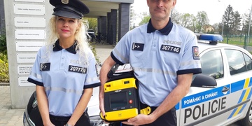 Policisté použili defibrilátor a muži tak zachránili život