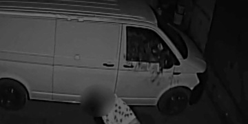 Rozmlátil výlohu a okénka šesti aut