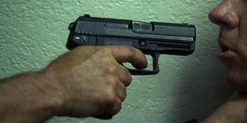 "Zastřelím tě!" křičel útočník s pistolí