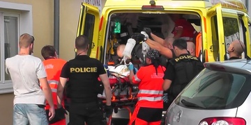 Pobodal ho do obličeje a zad