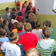 Kvůli úniku plynu byla evakuována celá základní škola