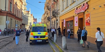 Šílená žena chtěla vypálit provozovnu Crosscafe v centru Plzně