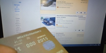 Za fiktivní auto zaplatil čtvrt milionu