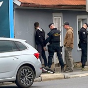 Zdrogovaný cyklista zaútočil na starší řidičku