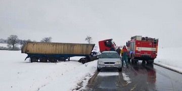 Nákladnímu vozu se ve smyku utrhl návěs