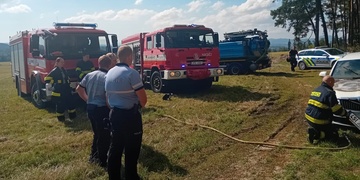 Hořící auto u lesa uhasili zaměstnanci vodáren a kanalizací vodou ze své cisterny