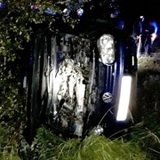 V noci vyletělo auto plné mládeže ze silnice
