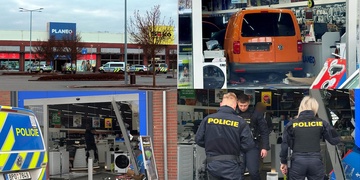 Pachatel si ukradeným autem proboural cestu do Planea a začal rabovat zboží