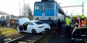 Nechal stát auto na kolejích a utekl