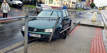 Vozidlo najelo do tramvajové zastávky
