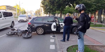 Řidič Boltu vjel mladému motorkáři přímo do cesty