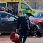 Za poslední hodinu čtyři nehody a minimálně pět lidí skončilo v nemocnicích