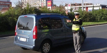 Se zákazem řízení ukradl auto své matky