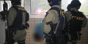 Zásahová jednotka vyrazila na Doubravce proti muži, vyhrožujícímu zbraní hromadné účinnosti