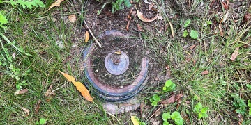 Při sekání trávy nalezl protitankovou minu