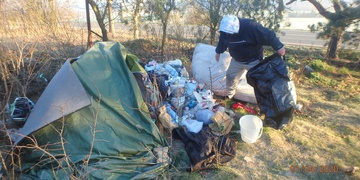 Bezdomovec gruntoval a opilec spadl do řeky
