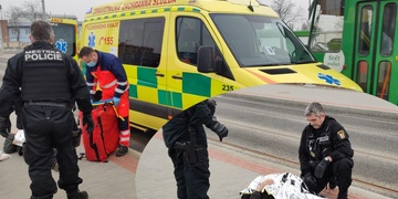 Zraněný muž na zastávce