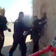 Nové video - O život lidí uvězněných v hořící budově bojovali svědci i policisté