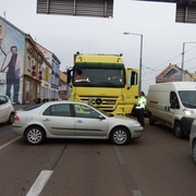 Kamion před sebou hrnul osobní auto