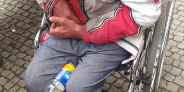 Opilci na ulicích i za volanty a nalezená andulka