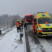 Kamion se převrátil mimo dálnici