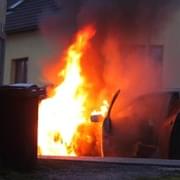 Hořící auto se rozjelo na domy
