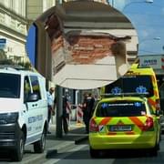 Padající omítka v centru Plzně zasáhla ženu do hlavy