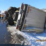 Nebezpečné předjíždění zapříčinilo havárii kamionu