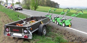 Sekačky, kosy a pytle se rozlétly z havarovaného vozíku