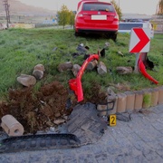 Řidič usadil auto přímo doprostřed kruháče