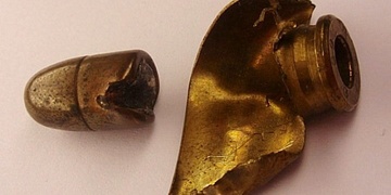 Mladík vložil náboj do svěráku a třískl do něj kladivem