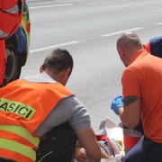 Převrácené auto i sražení chodci na přechodu