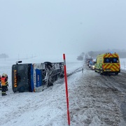 Policie hledá cestující z převráceného autobusu