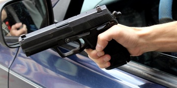 Ohrožoval jiné řidiče a pak na jednoho vytáhl i pistoli