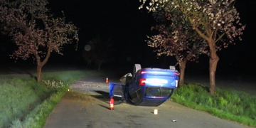 Prvomájový polibek s třešní nevyšel, byl o den dřív a řidič měl 2,6 promile